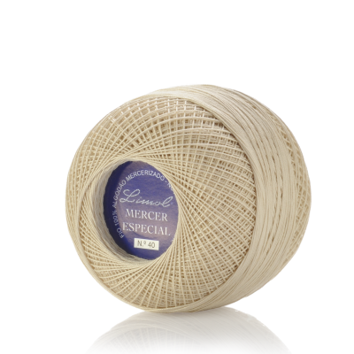 Rolo de linha de algodão mercerizado bege com etiqueta azul