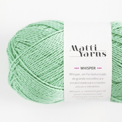 Novelo de fio de tricô verde menta da marca Matti Yarns com etiqueta branca e texto descritivo