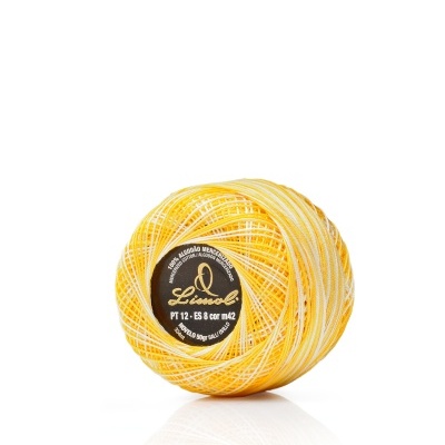 Novelo de fio amarelo e branco com etiqueta preta central em fundo branco