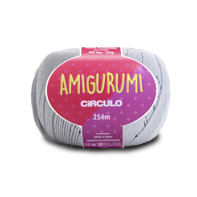 Novelo de fio branco para amigurumi com etiqueta colorida