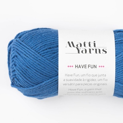 Novelo de fio azul Matti Yarns HAVE FUN com etiqueta branca