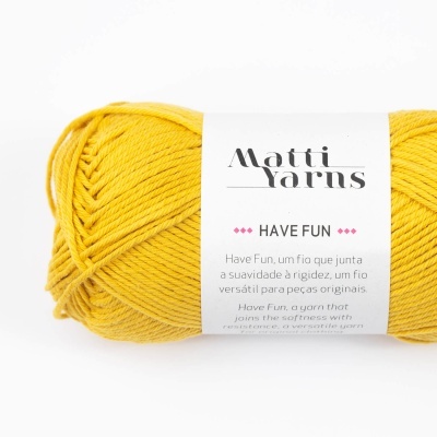 Novelo de lã amarelo com etiqueta branca da Matti Yarns