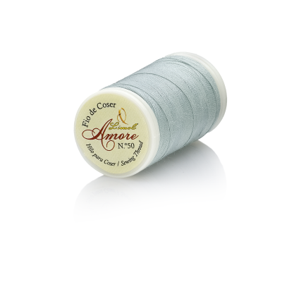 Rolo de linha de coser cinzenta clara com etiqueta branca e texto Amore.