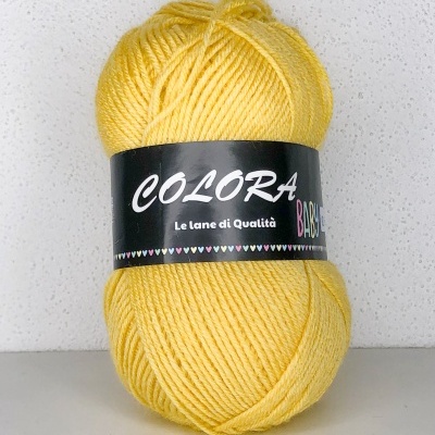 Novelo de lã amarelo com rótulo preto e texto COLORA Le lane di Qualità