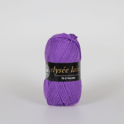 Novelo de fio roxo com etiqueta preta