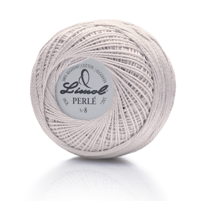 Novelo de linha de algodão branco com etiqueta redonda no centro