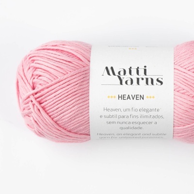 Novelo de fio rosa claro com etiqueta branca 'Matti Yarns Heaven'