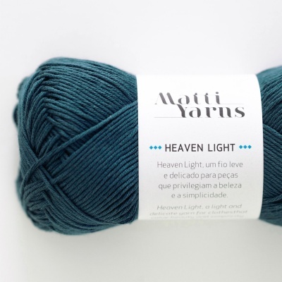 Novelo de fio azul escuro com etiqueta branca da Motti Yarns Heaven Light