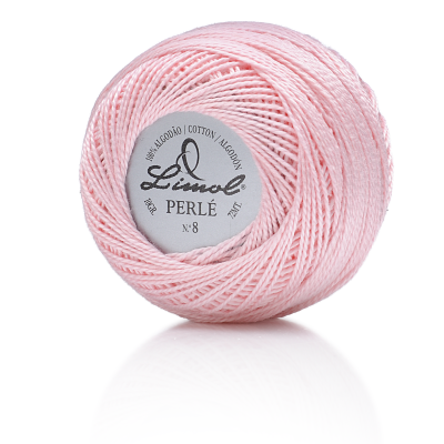 Novelo de linha cor-de-rosa claro com etiqueta central branca e texto