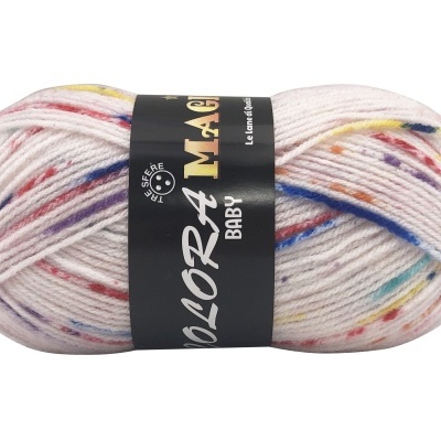 Novelo de lã branco com pontos coloridos e etiqueta preta