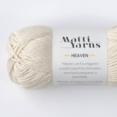Novelo de lã creme claro Matti Yarns Heaven com etiqueta branca