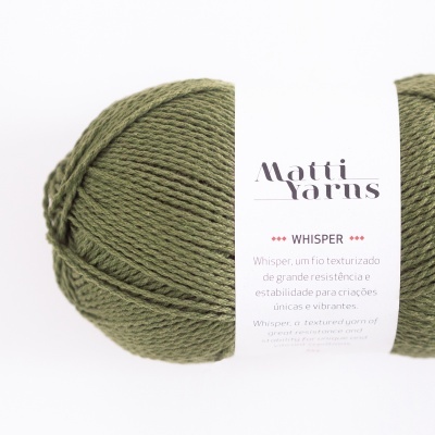 Rolo de fio de algodão verde musgo com rótulo branco da marca Matti Yarns