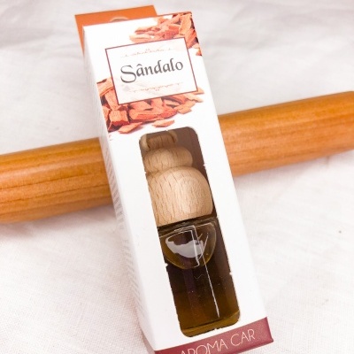 Frasco de aroma para carro com embalagem branca com texto 'Sândalo'