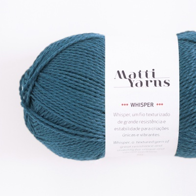 Novelo de fio azul da marca Matti Yarns com etiqueta branca