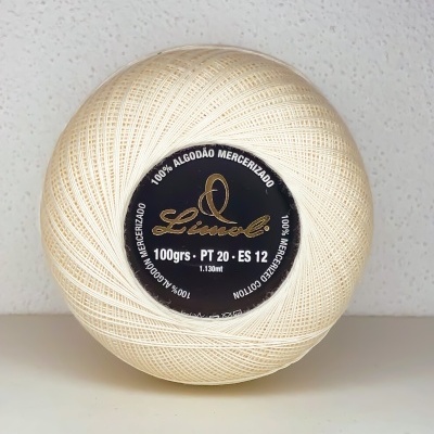 Rolo de linha cru em algodão mercerizado com etiqueta preta