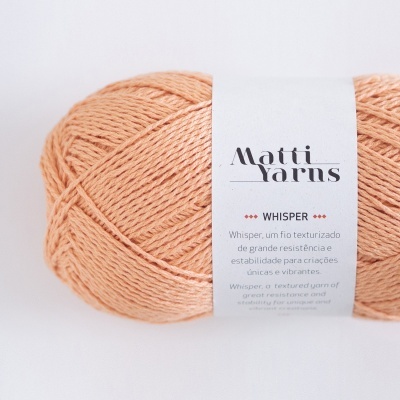 Novelo de fio cor de pêssego Matti Yarns Whisper com etiqueta branca