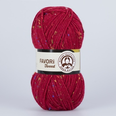 Novelo de fio de lã vermelho com manchas coloridas e etiqueta branca com texto.