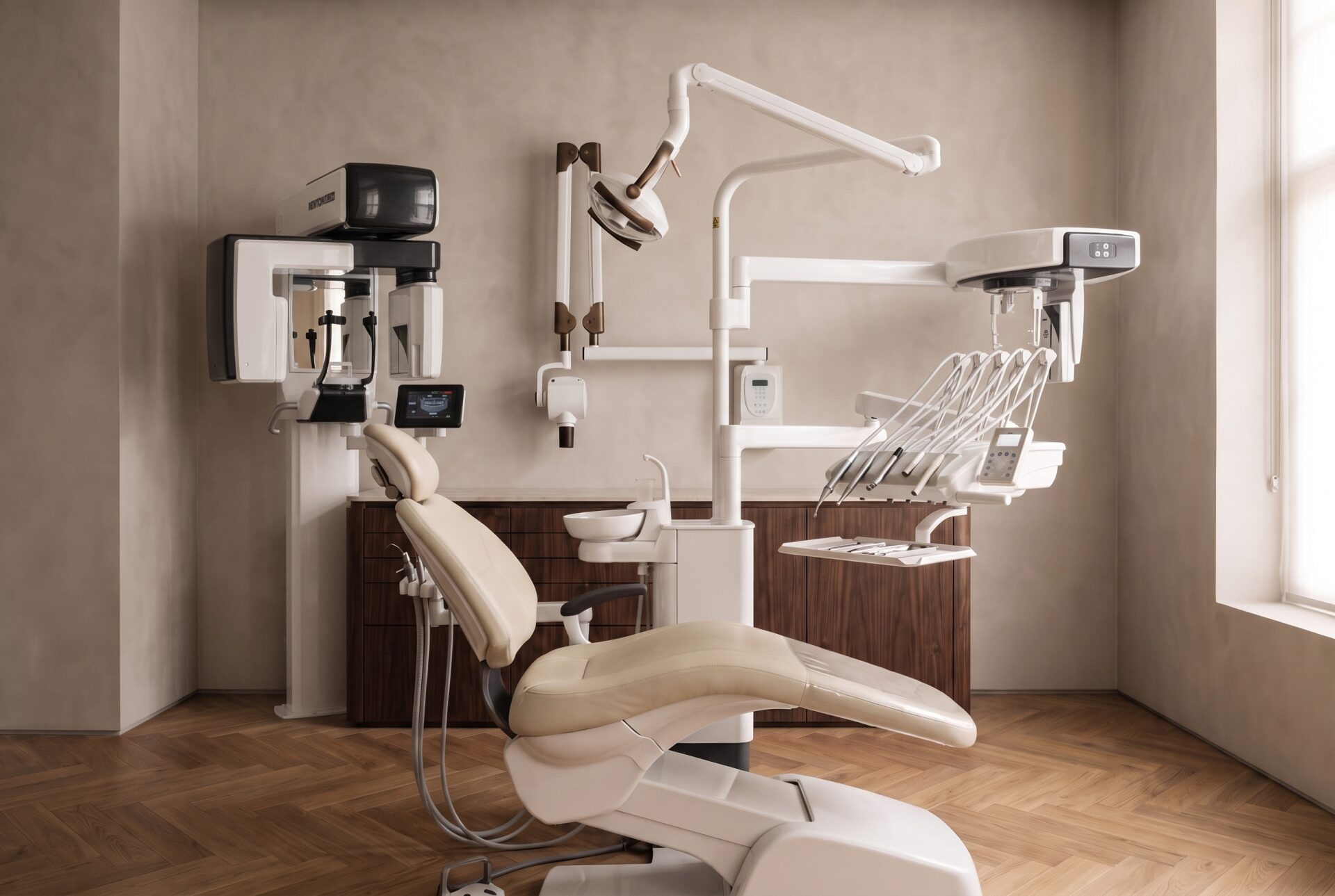 Ortopantomógrafo digital instalado na parede do gabinete de medicina dentária, ao lado da cadeira de tratamento