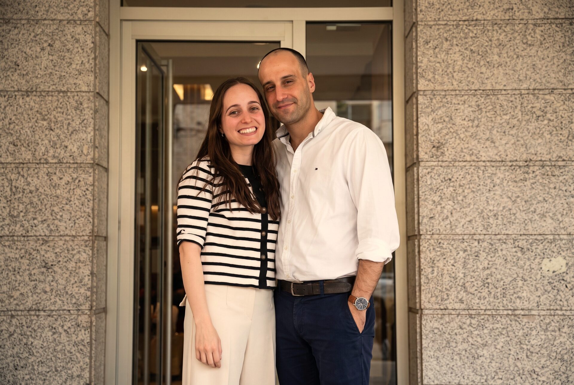 Os fundadores da Riarte Clinic à entrada da clínica, em Viseu