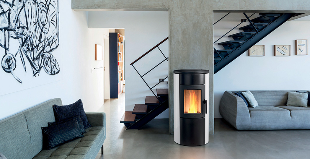 Sala de estar moderna com sofá cinzento, lareira preta e escada metálica