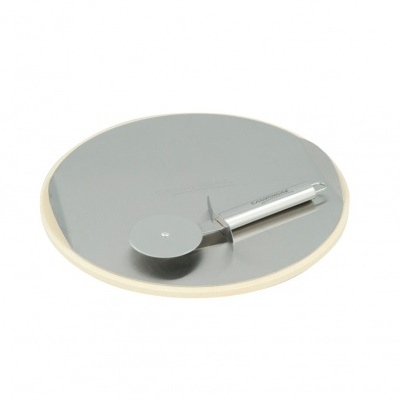 Cortador de pizza metálico com cabo branco sobre prato cinza