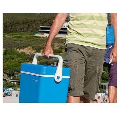 Caixa térmica azul com pega branca na praia