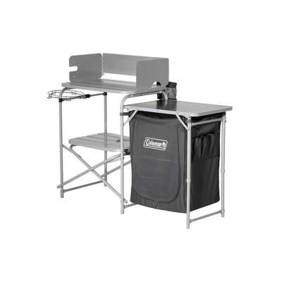 Móvel de cozinha portátil Coleman com estrutura metálica cinza e tecido preto.