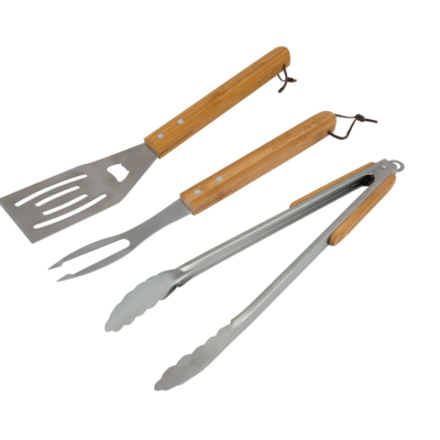 Utensílios para churrasco com cabo de madeira e metal sobre fundo branco