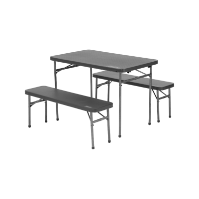 Conjunto de mesa e bancos metálicos cinzentos com tampos prateados em fundo branco
