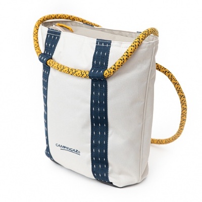 Mochila branca com alças azuis e corda amarela trançada, texto CATASTROPHE LAB