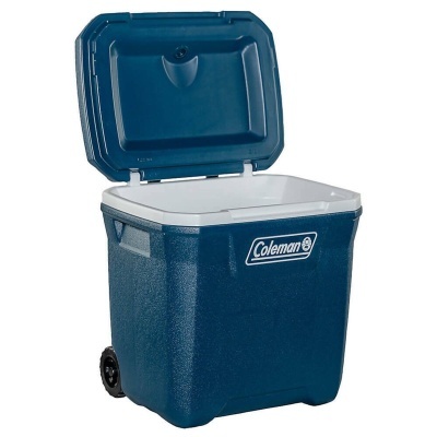 Contentor refrigerante Coleman azul escuro com tampa aberta e rodas