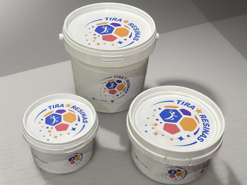 REMOZILL- Tira Resinas Três recipientes brancos rotulados TIRA RESINAS sobre superfície clara