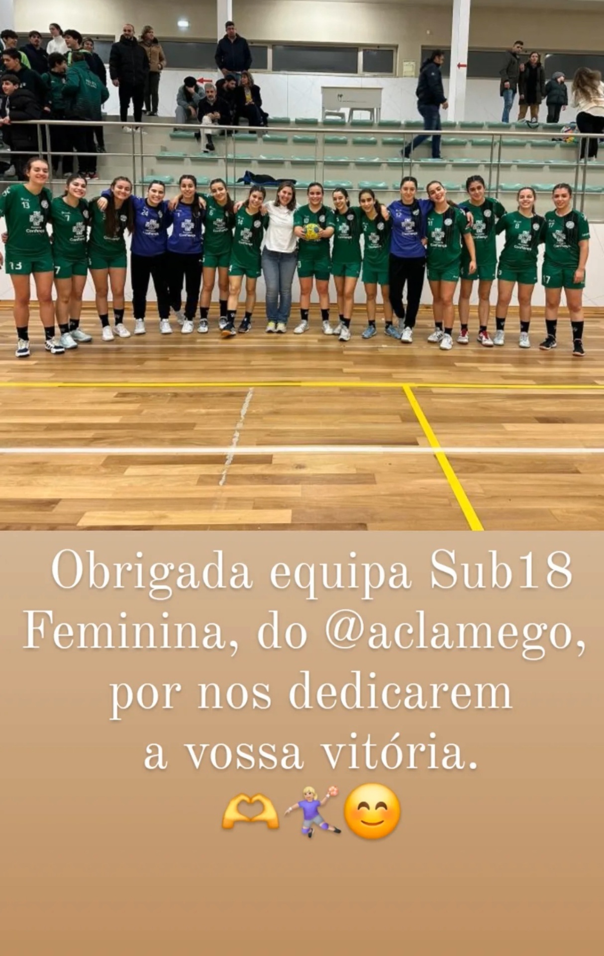 Equipa feminina Sub18 de andebol alinhada num pavilhão com texto de agradecimento