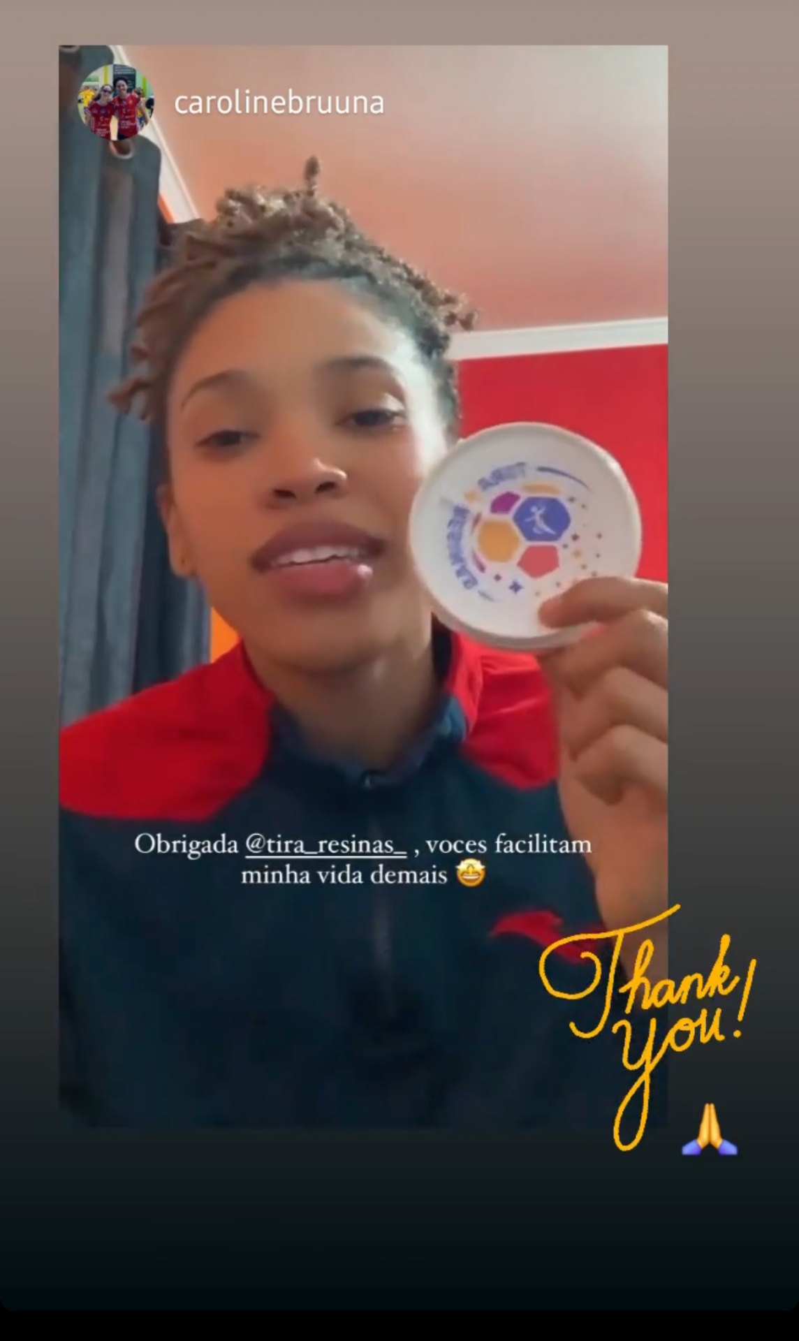 Mulher segura recipiente redondo branco com padrão colorido e texto DR BEAUTY Tattoo