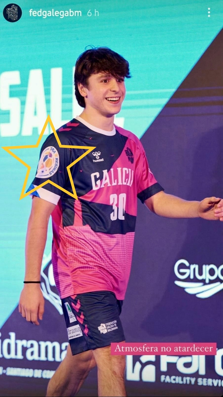 Jovem com conjunto desportivo rosa e preto com número 30 e texto GALICIA.
