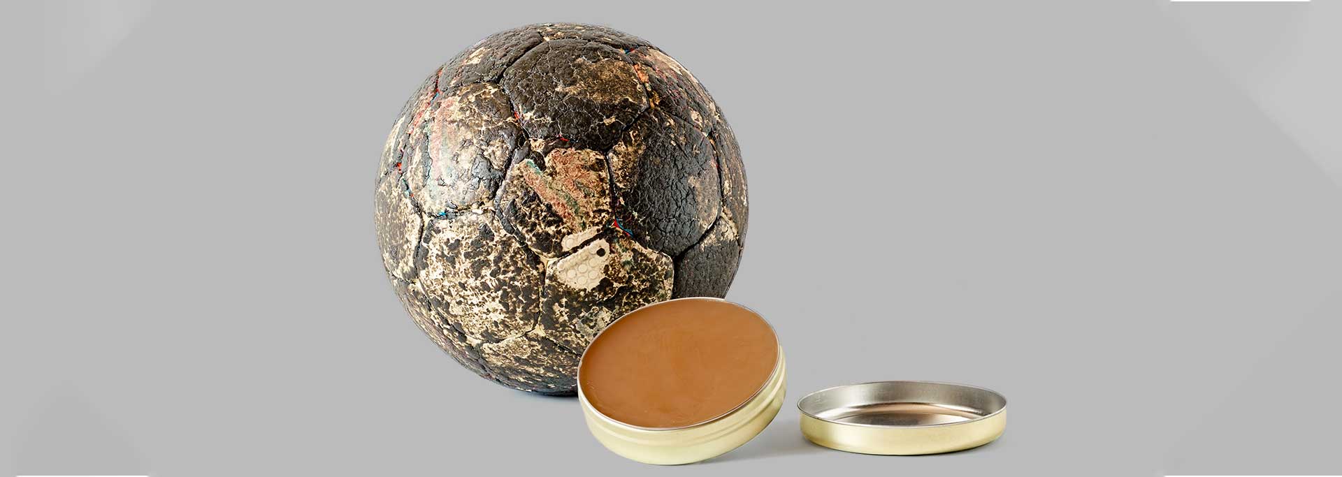 REMOZILL- Tira Resinas bola antiga desgastada com caixa metálica aberta contendo creme caramelo