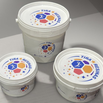 Três recipientes brancos rotulados TIRA RESINAS sobre superfície clara
