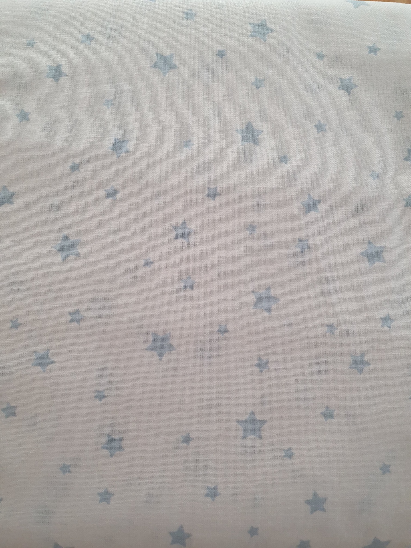 Estrelado Azul fundo branco Tecido branco com estrelas azuis claras de vários tamanhos