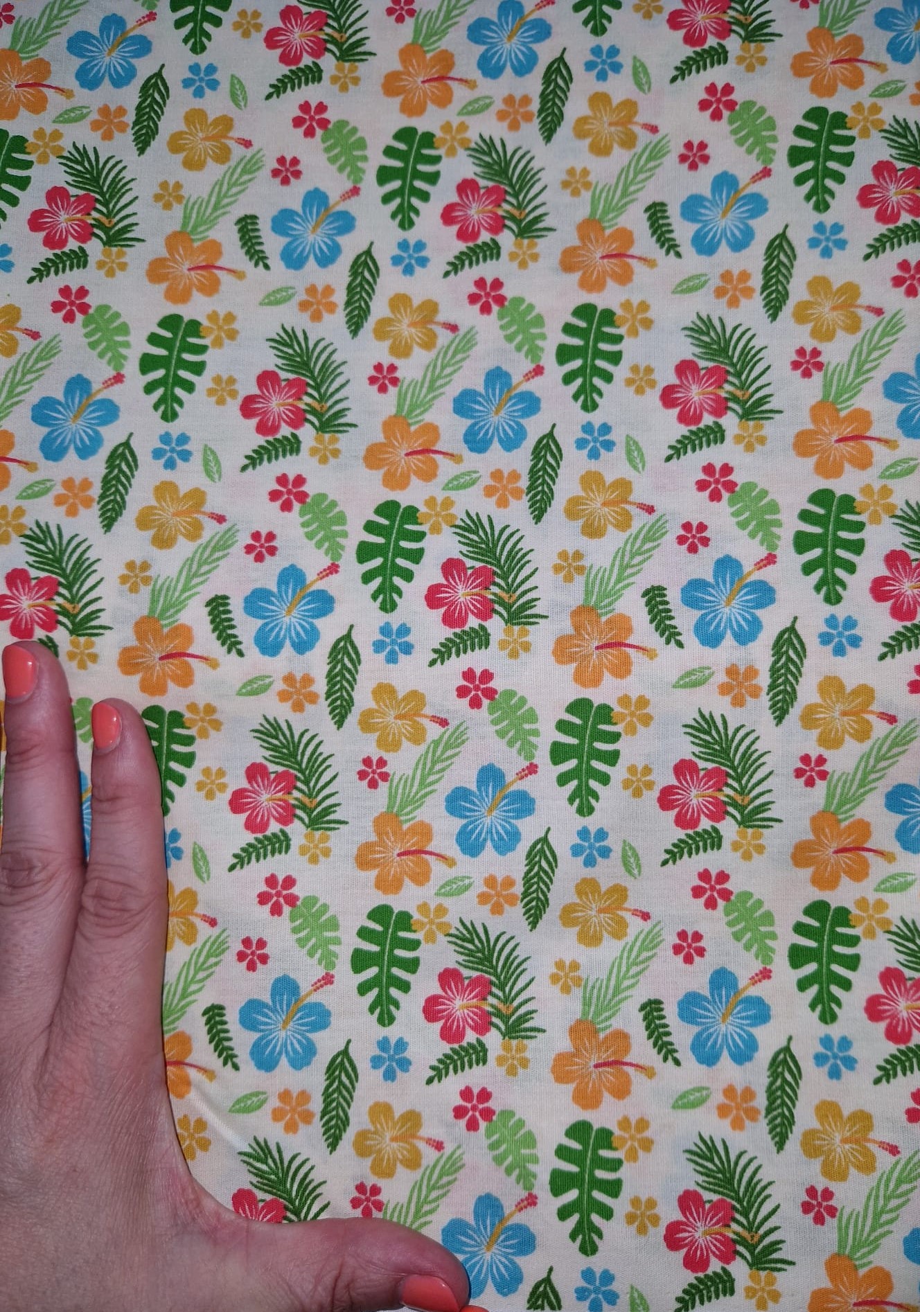 Tropical Tecido padrão floral colorido com flores e folhas em fundo branco