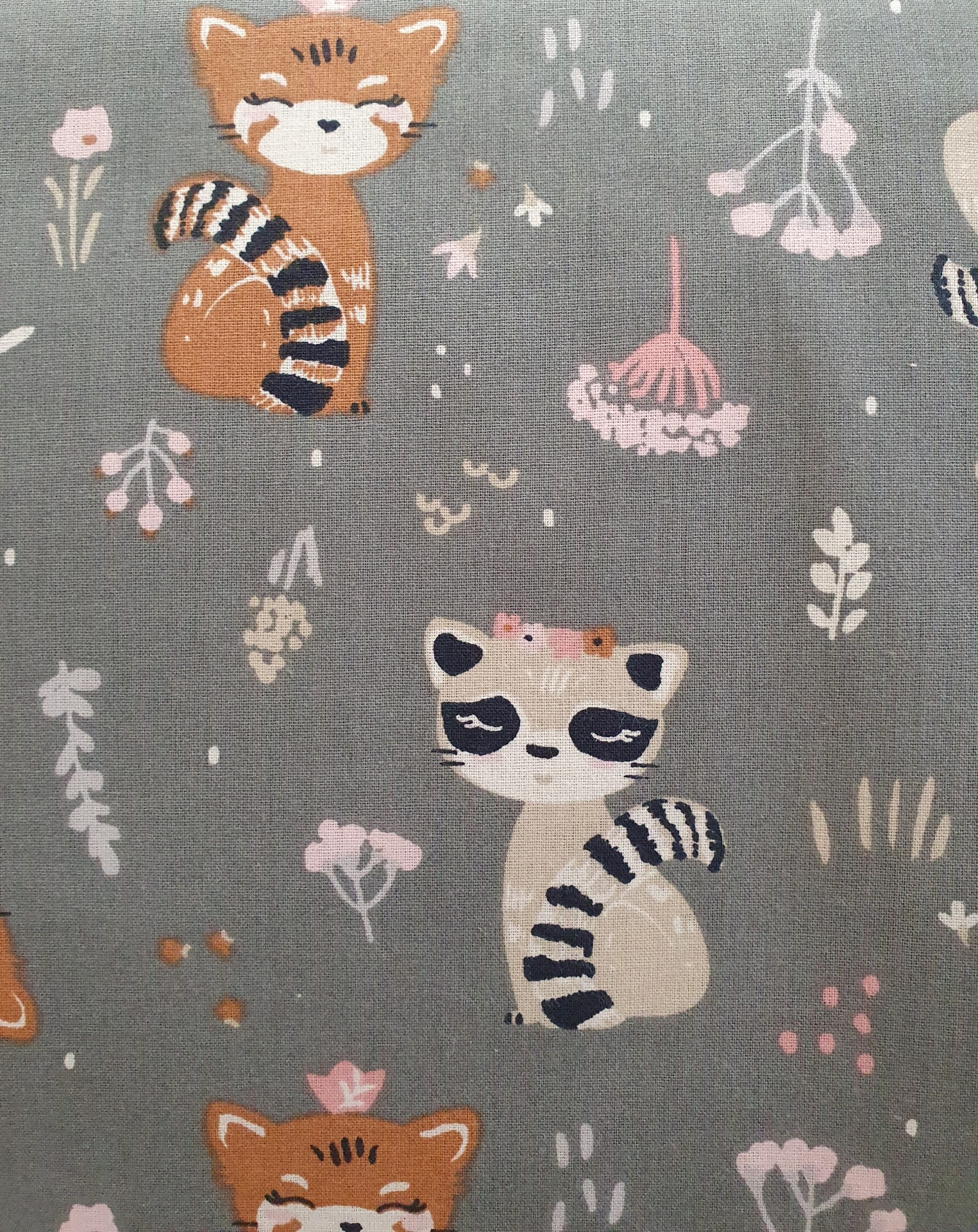Sweet Forest tecido cinzento com padrão de guaxinins e flores desenhados