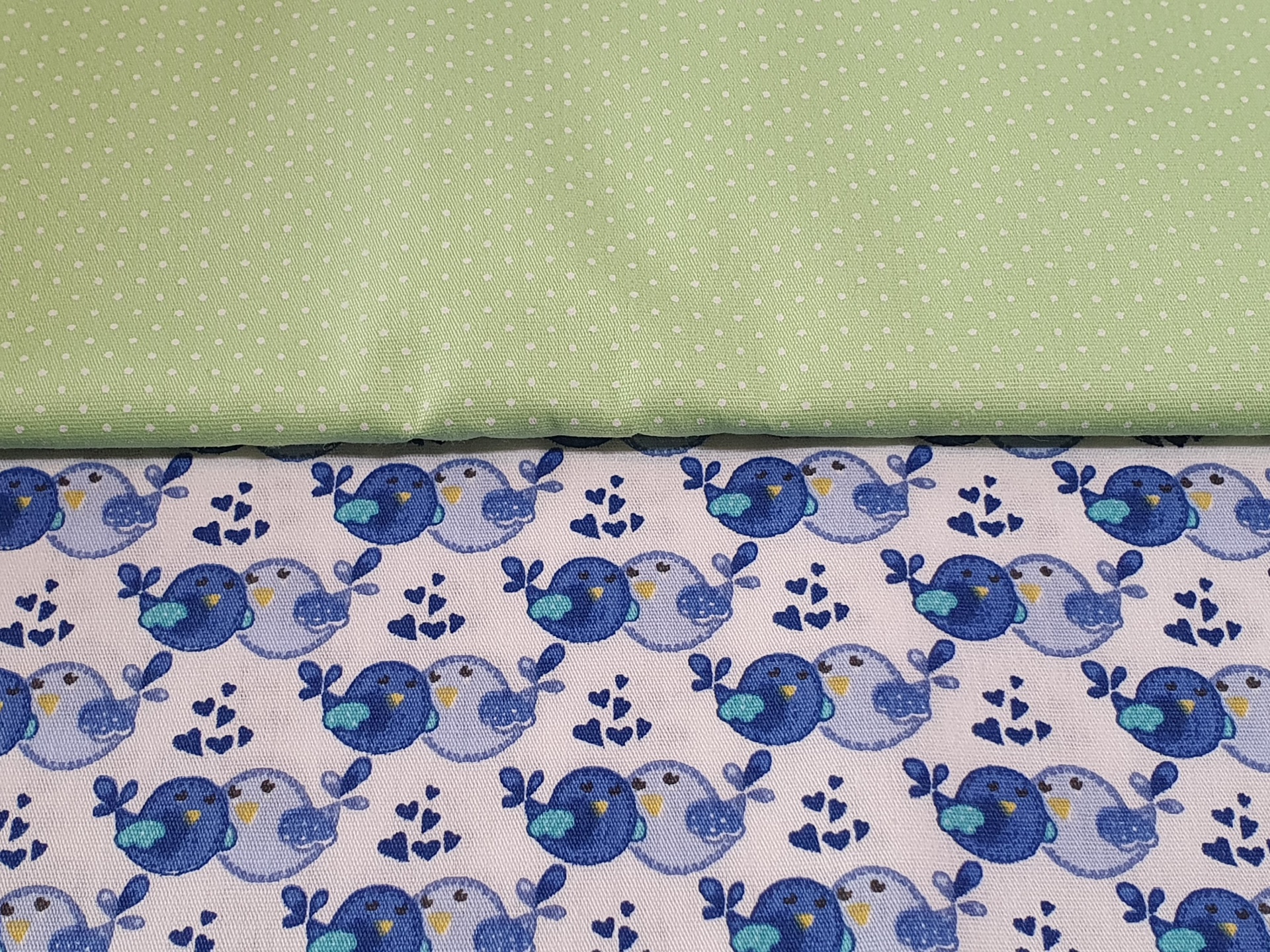 Micro Poá Verde Folha Tecido verde claro com bolinhas brancas e tecido branco com baleias azuis desenhadas