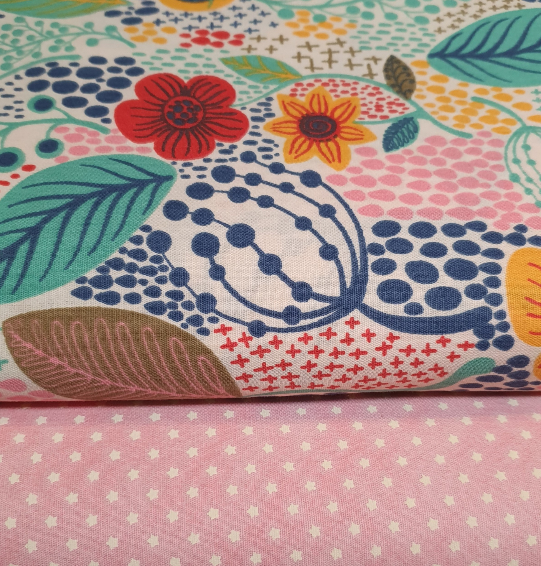 Contemporâneo 2 tecidos com padrão floral colorido e rosa com estrelas brancas