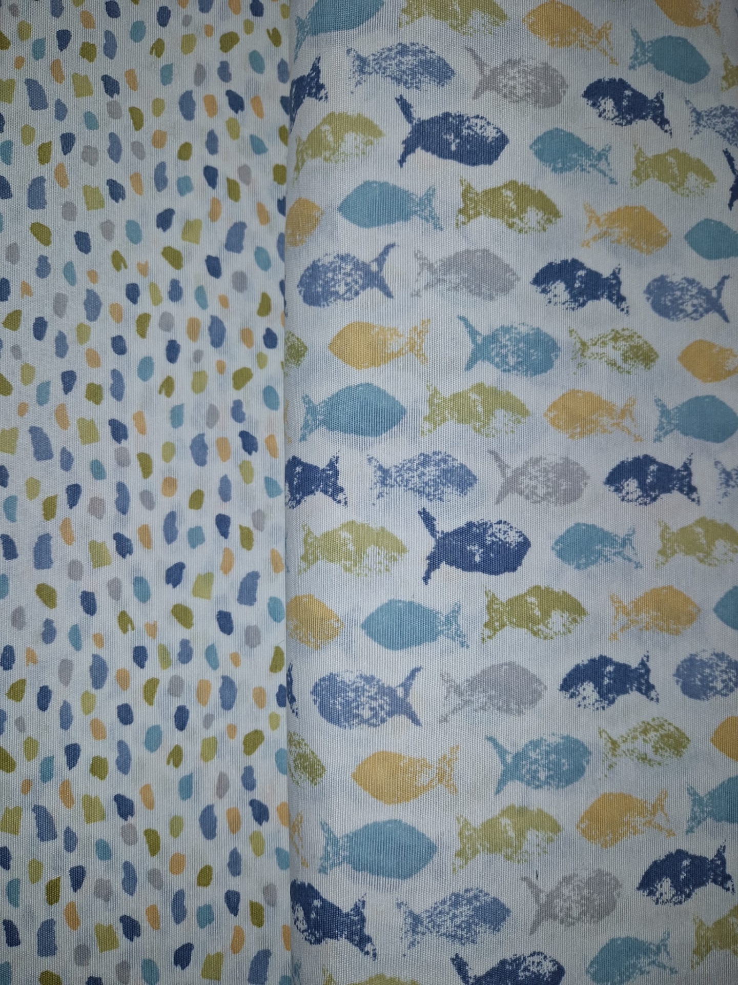 Loneta Peixinhos 280cm dois tecidos com padrões coloridos um de manchas e outro de peixes