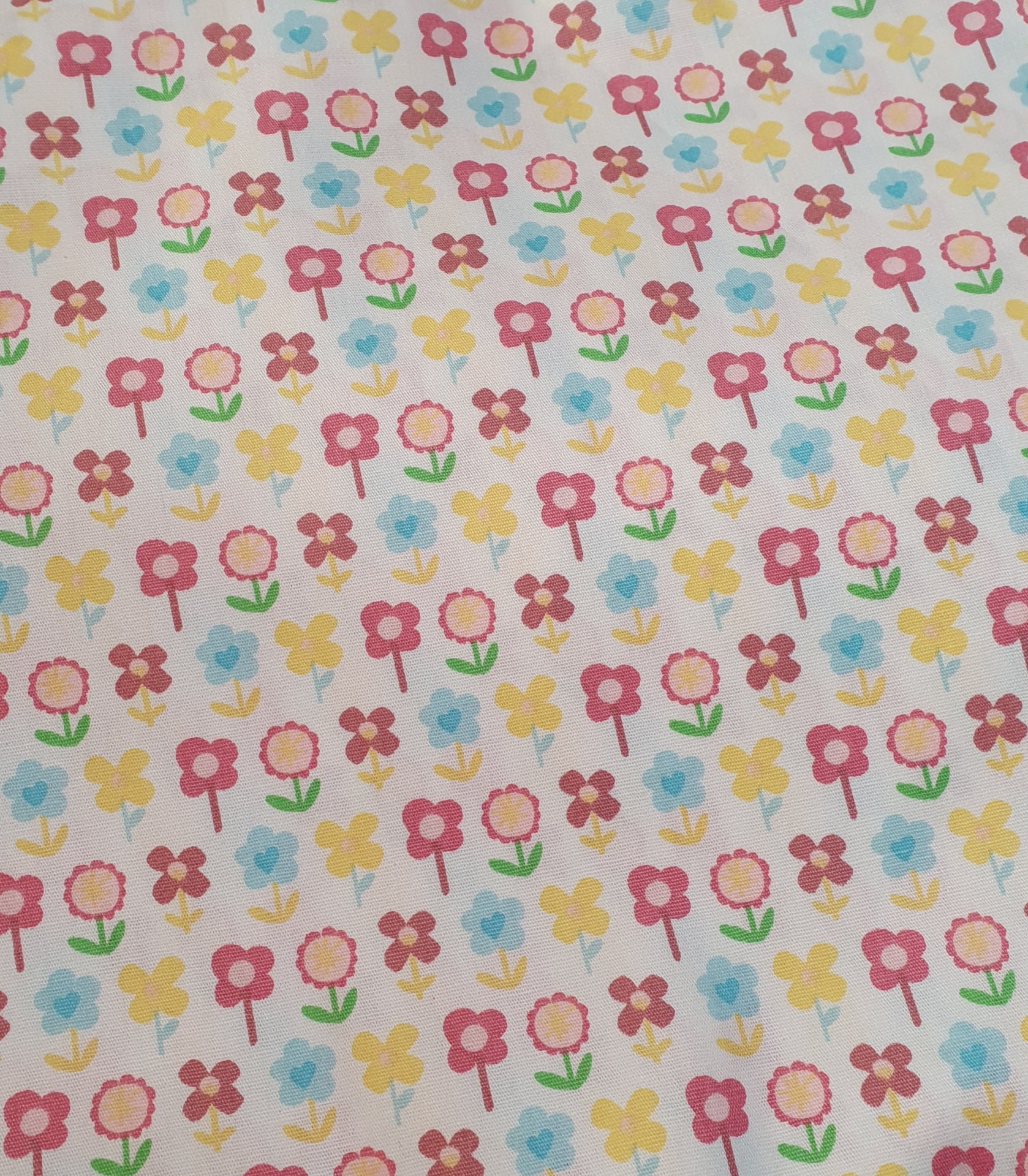 Rose Blossom Tecido com padrão repetitivo de flores coloridas num fundo branco
