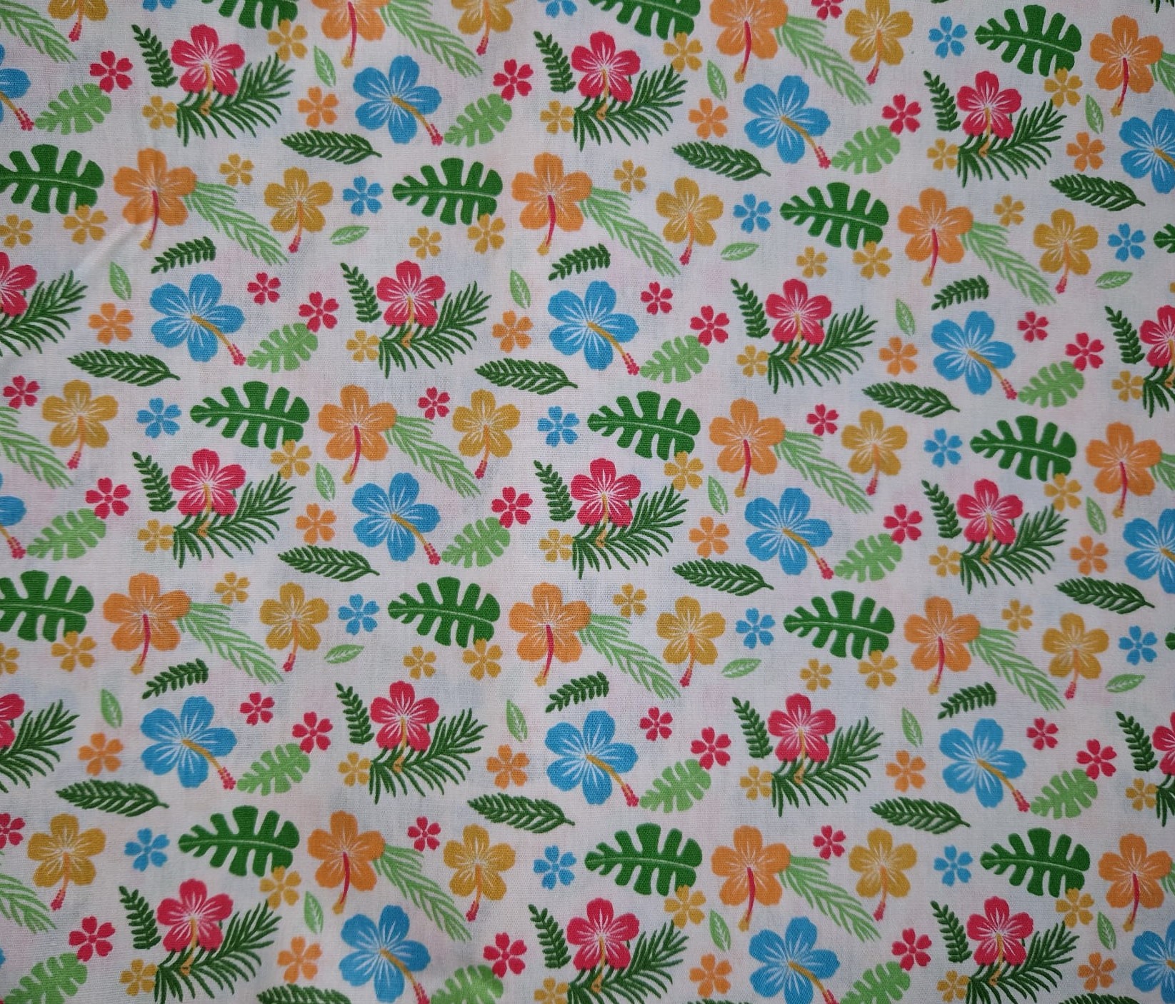 Tropical Pano com padrão floral colorido em fundo claro