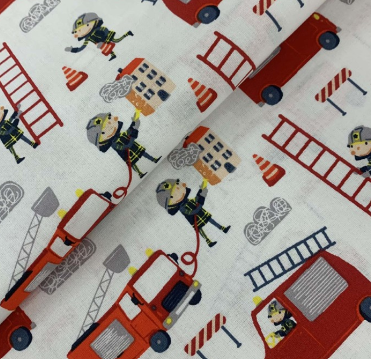 Tecido Bombeiros tecido branco com padrão de bombeiros, caminhões vermelhos, escadas, cones e bombeiros animados