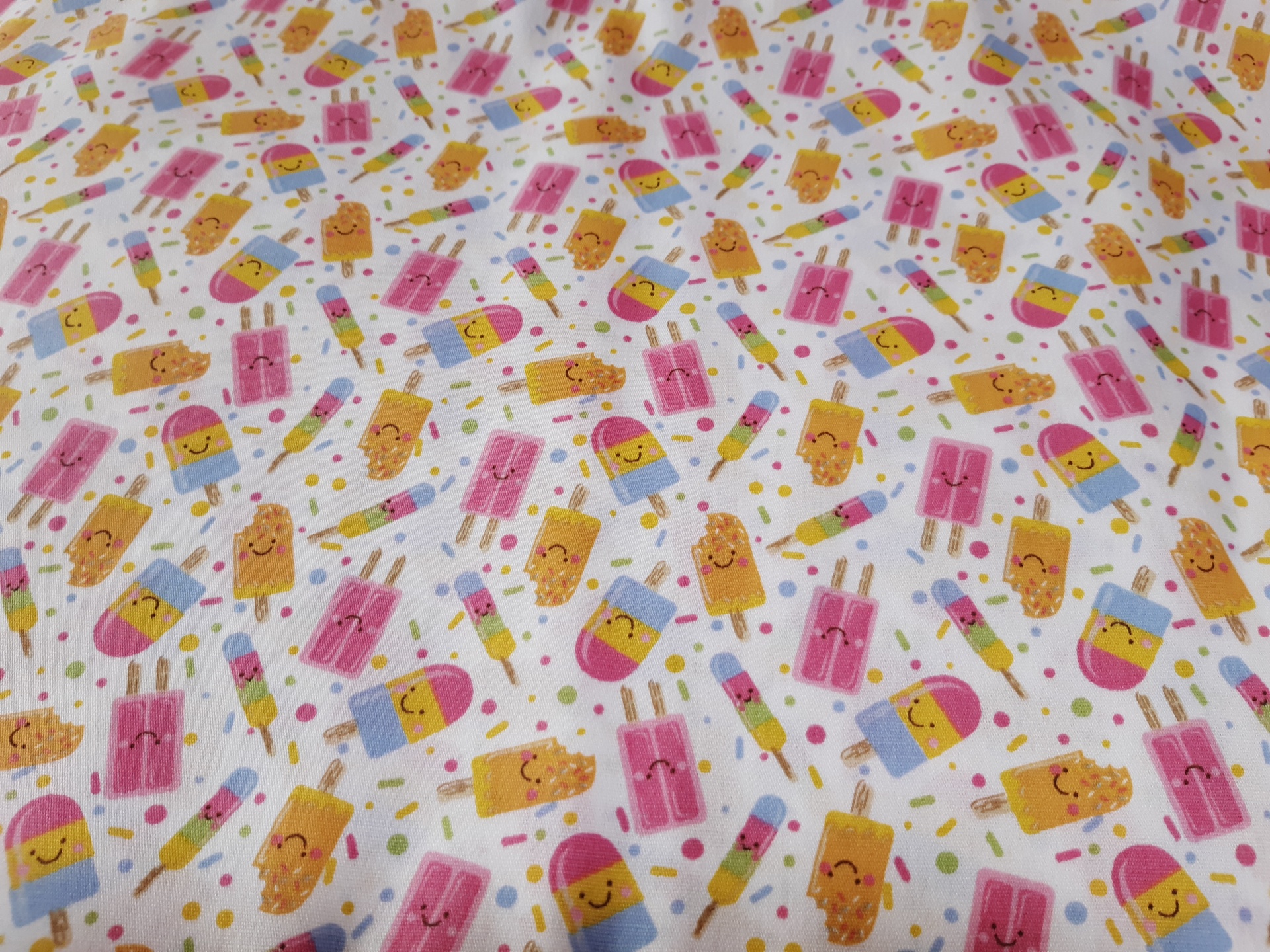 Sorvetinho Branco Tecido branco com padrão de gelados cartoon coloridos sorridentes