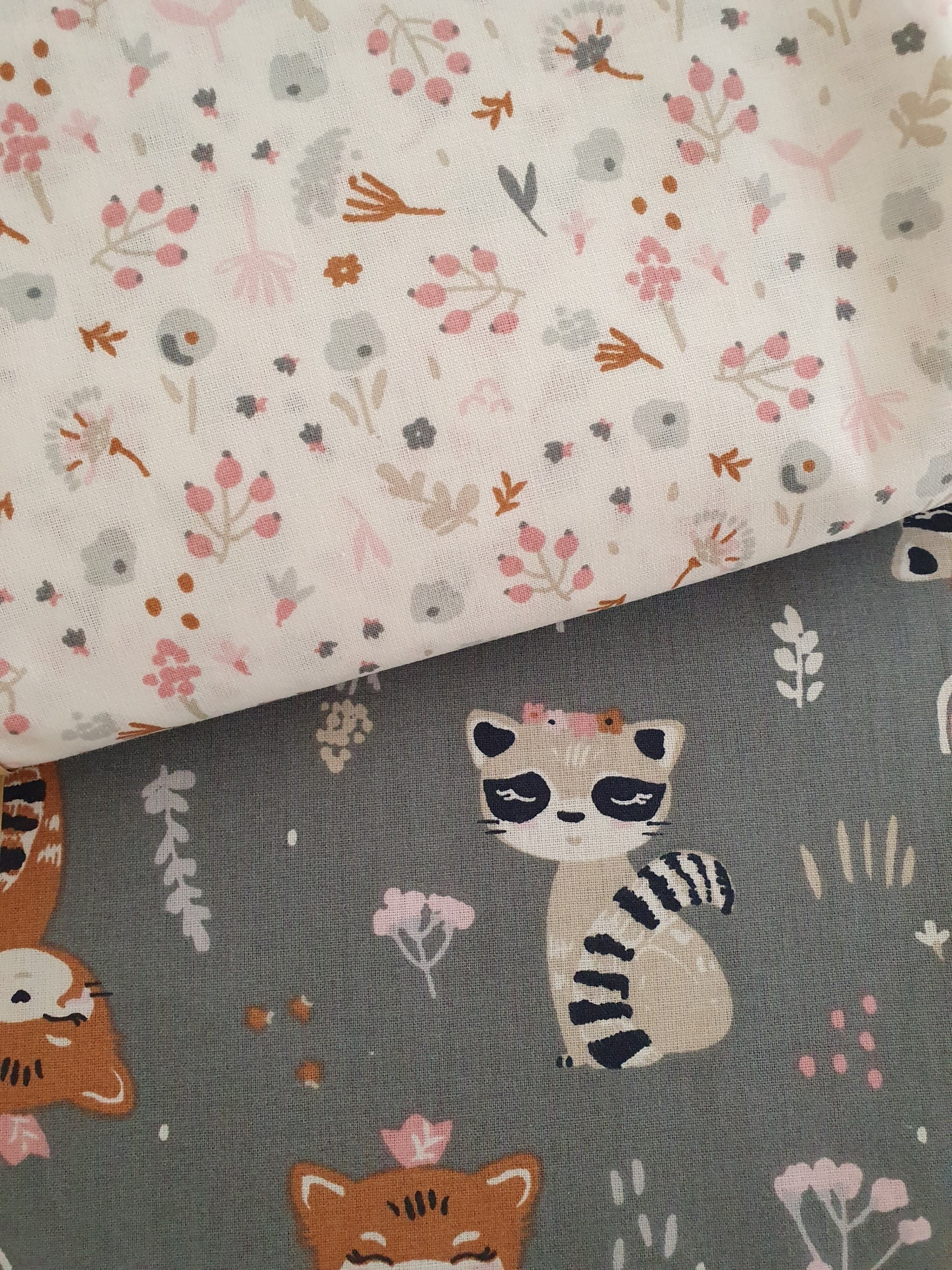 Sweet Forest Dois tecidos, um branco com flores pequenas coloridas e outro cinza com desenhos de animais e flores