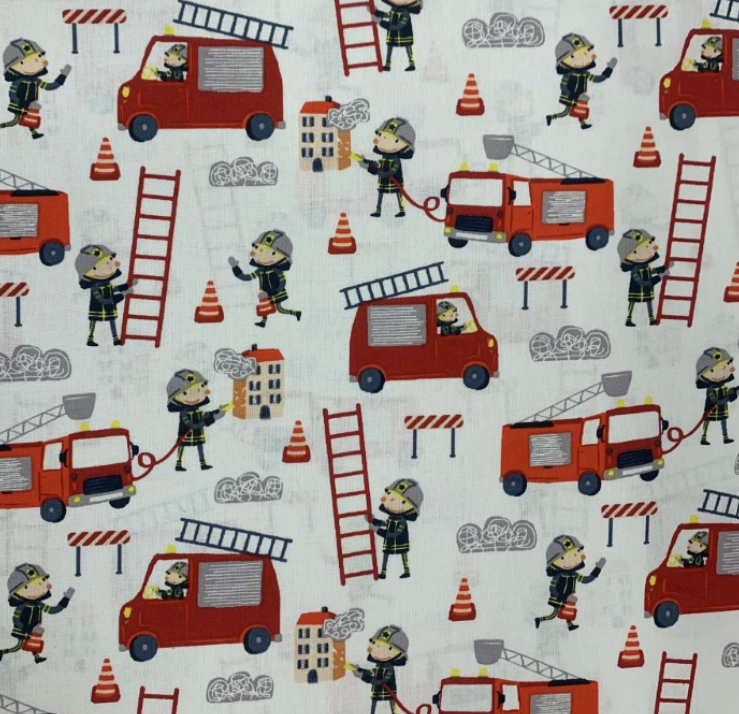 Tecido Bombeiros Pano branco estampado com carros de bombeiros vermelhos e bombeiros em uniforme preto e amarelo.