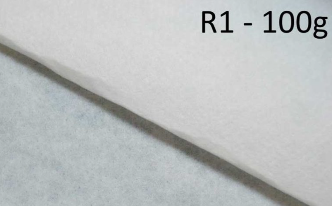 Manta Termocolante R1 100g Dois tecidos sobrepostos branco e cinza com texto R1 - 100g